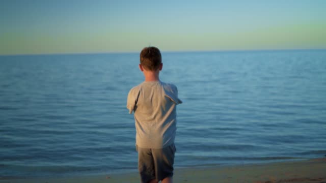 Boy-with-the-amputated-hands-at-sea-slowmo