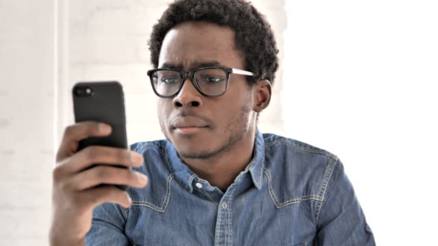 Hombre-africano-usando-smartphone,-mensajes-de-texto