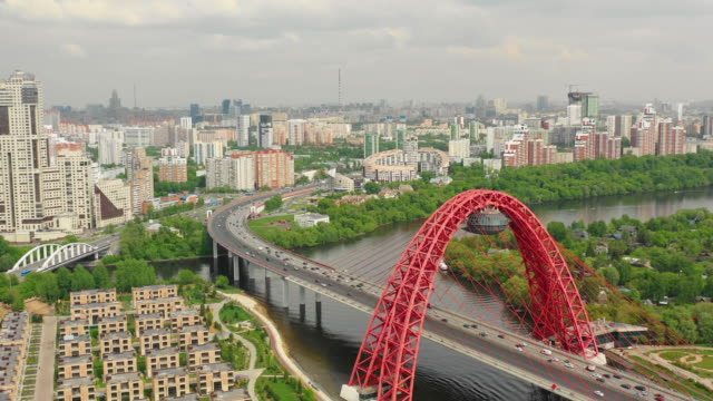 Luftaufnahme-der-modernen-Kabelbrücke