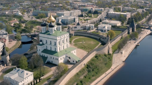 Luftaufnahme-des-Kremls-in-Pskow