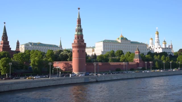 Blick-auf-den-Moskauer-Fluss-und-den-Kreml-an-einem-sonnigen-Tag