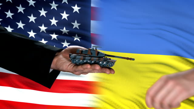 USA-und-Ukraine-Beamte-tauschen-Panzer-gegen-Geld,-Flagge-Hintergrund-Verhandlungen
