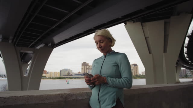 Woman-Using-Smartphone