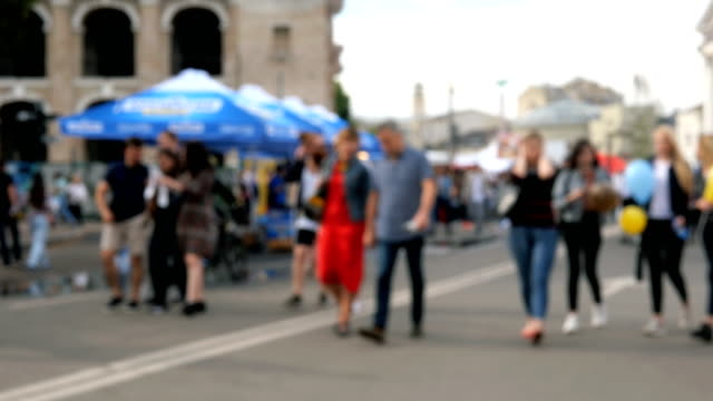 Verschwommene-Bewegung-in-der-Stadtstraße.-Bewohner-der-Stadt-und-Touristen-in-Kiew-zu-Fuß-am-Wochenende-auf-Kontraktova-Platz.