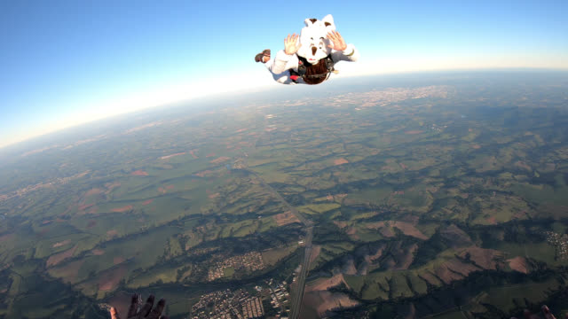 Divertido-conejito-de-Pascua-saltando-desde-el-paracaídas-en-cámara-lenta-4K.
