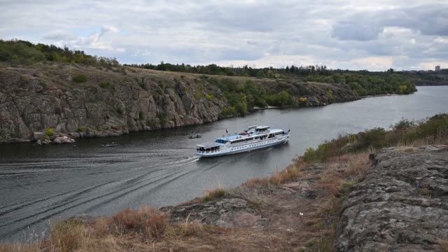 Motorboot-Kreuzfahrtschiff-auf-dem-Fluss-mit-Touristen,-Fluss-Dnipro-Sommer-Touristenattraktion