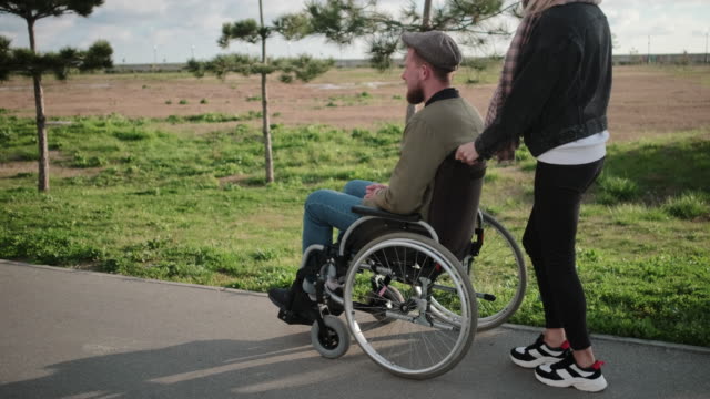 Behinderter-Mann-zu-Fuß-mit-Freundin