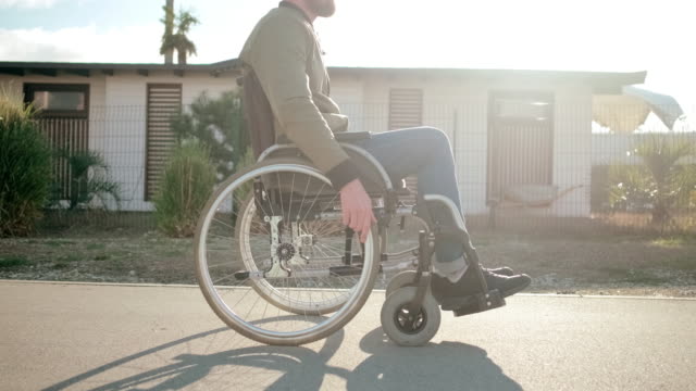 Salida-por-la-mañana-del-hombre-discapacitado-en-silla-de-ruedas