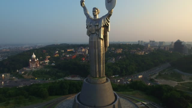 Drone-ver-la-estatua-de-la-Madre-Patria-en-la-ciudad-de-Kiev.-Memorial-park-Victory-Day