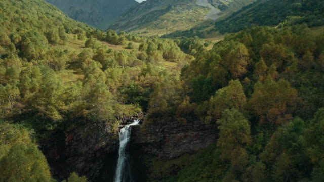 Luftbild;-Berglandschaft-mit-schönem-Wasserfall