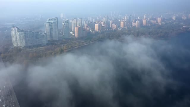 Luftaufnahme-der-foggy-Kyiv-Stadt-im-Herbst.-Hd