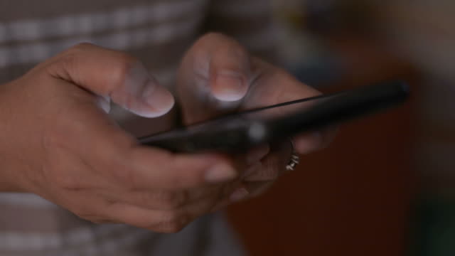 Nahaufnahme-Frau-Hände-SMS-Nachricht-auf-Handy-für-die-Kommunikation.