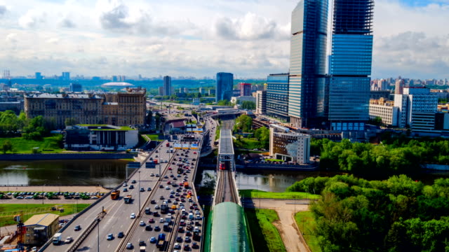 El-tráfico-denso-de-coches-urbanos-y-los-trenes-terrestres-llegan-a-la-plataforma-cerca-de-Moscú