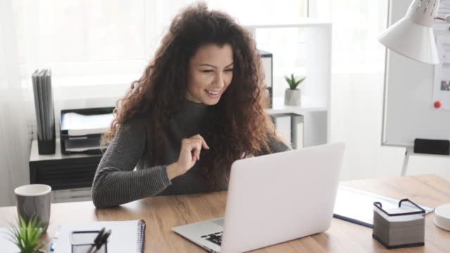 Amazed-businesswoman-working-on-laptop
