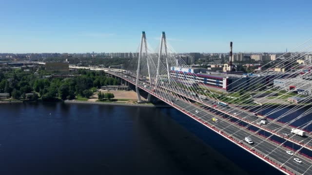 Luftaufnahme-oder-Top-Ansicht-von-Drohne-von-Betonbrücke-mit-Asphaltstraße-oder-Autobahn-über-großen-Fluss-mit-Stadtautoverkehr,-Stadtverkehr,-getönt