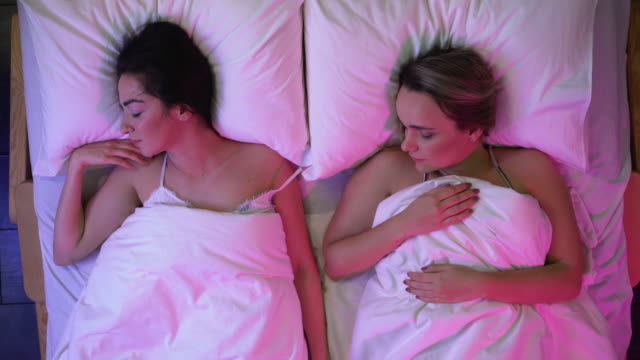 Romantisches-gleichgeschlechtliches-Paar,-das-zusammen-im-Bett-schläft,-harmonische-Beziehung