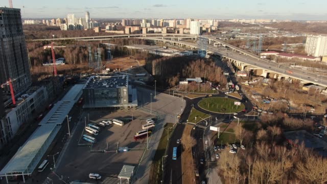 Luftbild-Urban-Landschaft-Hochgeschwindigkeitsstraße-mit-fahrenden-Autos-an-einem-schönen-sonnigen-Tag.-Schuss-von-Drohne