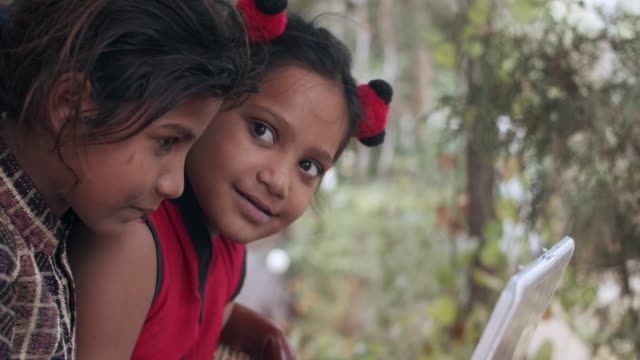 Indische-Kinder,-die-vor-ihrem-Haus-herumhängen