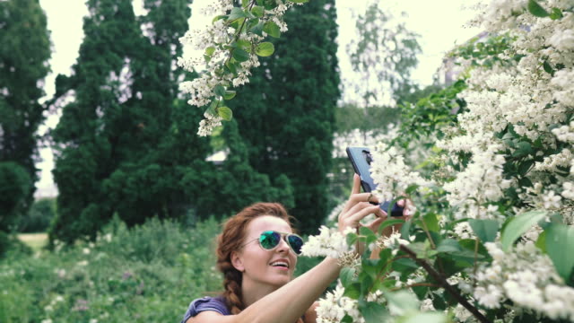 Smartphone.-Eine-junge-Frau-nimmt-Blumen-auf-einem-Smartphone.