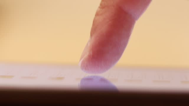 Finger-scrollen-eine-Webseite-auf-einem-Smartphone.