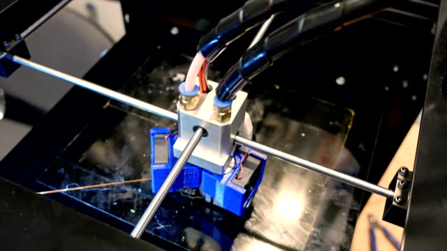 Drei-dimensionale-3D-Drucker-im-Labor-Kunststoff