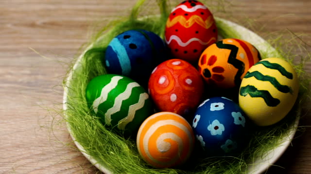Huevos-de-Pascua-en-una-placa-sobre-un-fondo-claro-de-la-madera