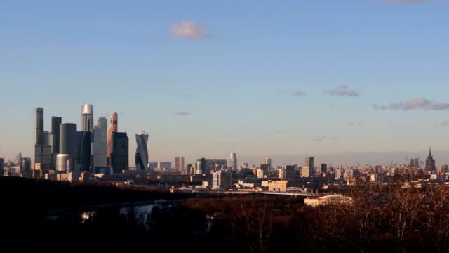 Panoramablick-auf-Moskau,-mit-dem-Stadion,-u-Bahn-Brücke-und-der-Innenstadt-von-Sperlingsbergen