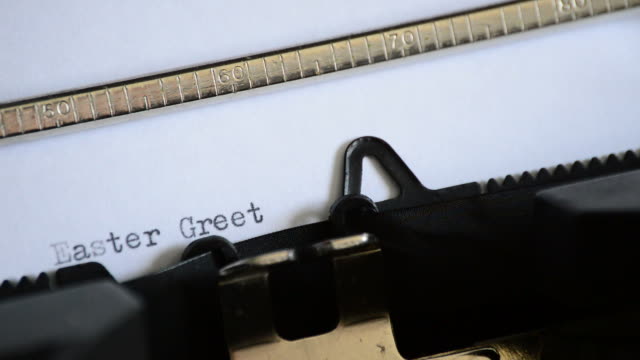 Den-Ausdruck-ostergrüße-mit-einer-alten-manuellen-Schreibmaschine-schreiben