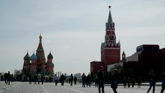 Y-turistas-visitando-la-Plaza-Roja-en-Moscú,-Rusia.-Time-lapse.-FullHD