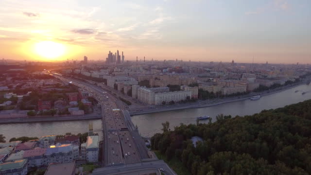 Luftaufnahme-der-Stadt-bei-Sonnenuntergang