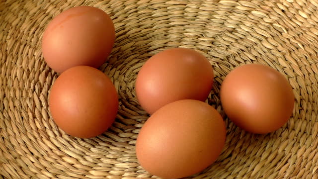 Huevo-fresco-marrón-en-una-cesta,-huevo-de-gallina