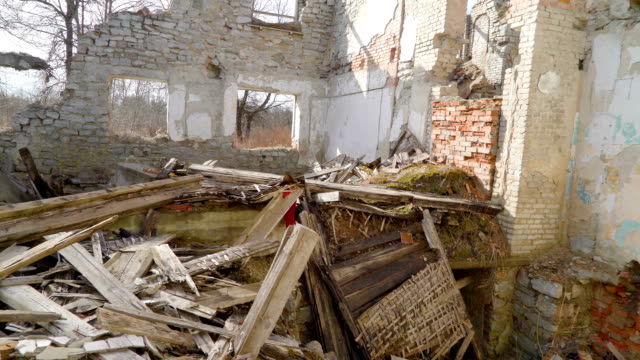 Viele-hölzerne-Trümmern-auf-dem-Boden-des-Hauses