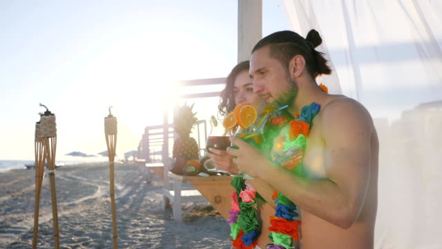 Vorteilssuche-Mann-und-ein-Mädchen-vom-Strand-einen-exotischen-Resort,-Foto-für-das-Gedächtnis-von-tropischen-Inseln,-Freunde-cocktail-zu-trinken-und-nehmen-Sie-Bilder-auf-dem-Handy