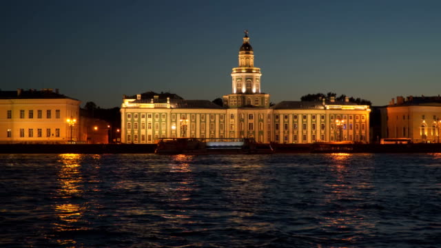 Kunstkammer-on-the-Neva-in-St.-Petersburg-at-night