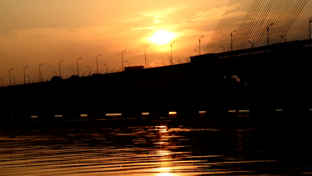 Fluss-und-Brücke.-Die-meisten-bei-Sonnenuntergang