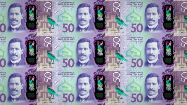 Banknoten-von-fünfzig-Dollar-Neuseeland-Rollen,-Bargeld,-Schleife