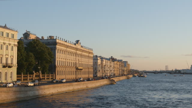 Palace-embankment-in-the-evening---St.-Petersburg,-Russia