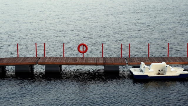 Ein-Boot-auf-dem-Wasser-am-Liegeplatz