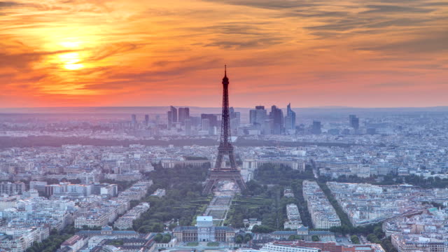 Panorama-von-Paris-bei-Sonnenuntergang-Zeitraffer.-Eiffel-Turm-Blick-vom-Montparnasse-Gebäude-in-Paris---Frankreich
