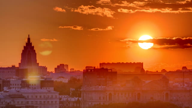 Panorama-mit-Stalin-Wolkenkratzer-während-Sonnenuntergang-Zeitraffer-in-Moskau,-Russland