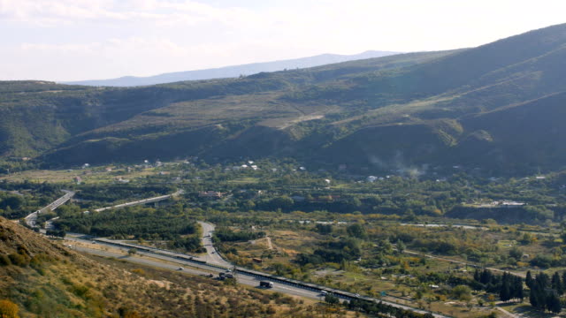 Sicht-auf-die-Autobahn-Straße-auf-den-Berg-in-der-Nähe-Fluss
