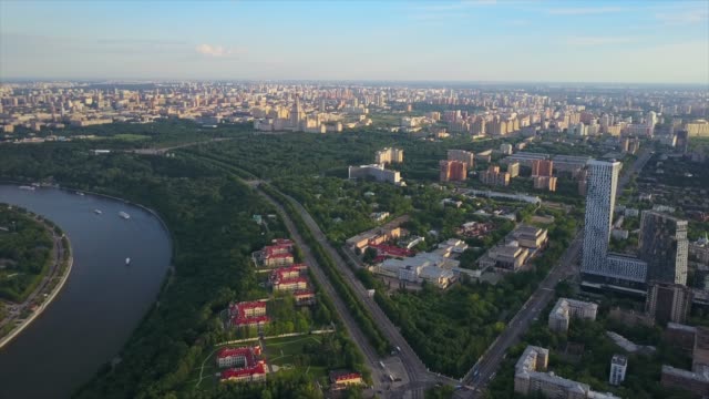 Rusia-Moscú-Universidad-luz-del-atardecer-distrito-sparrow-hills-aérea-panorama-4k