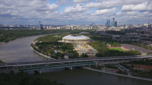 Rusia-día-soleado-Moscú-río-paisaje-urbano-luzniki-stadium-aérea-panorama-4k