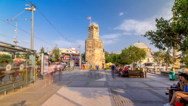 Torre-del-reloj-en-la-parte-histórica-de-Antalya-Kaleici-timelapse-hyperlapse,-Turquía.-Vieja-ciudad-de-Antalya-es-un-destino-popular-entre-los-turistas