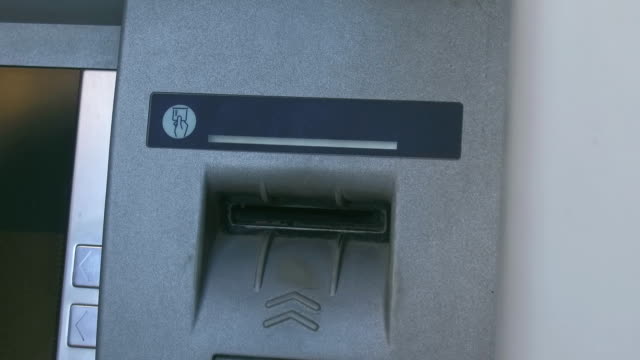 Frau-Hand-nimmt-eine-Bankkarte-aus-einem-Automat-teller