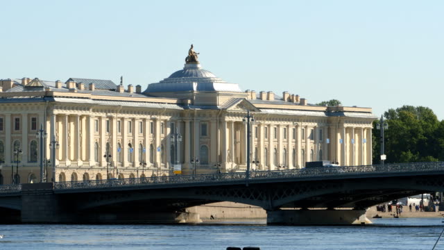 Kunstakademie,-aufbauend-auf-der-Vasilievsky-Insel-und-die-Blagoveshchensky-Brücke-im-Sommer---St.-Petersburg,-Russland