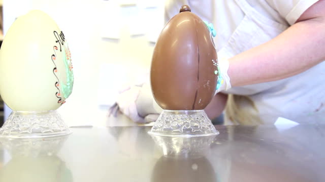 Ostern-Schokoladeneier-Hände-Konditor-dekorieren
