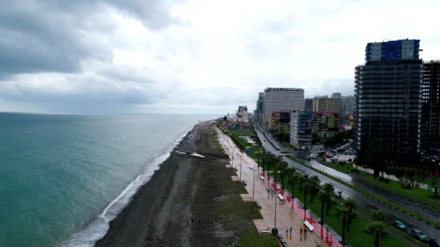 Vista-aérea-de-Batumi-en-el-día-lluvioso-FullHD-tiro