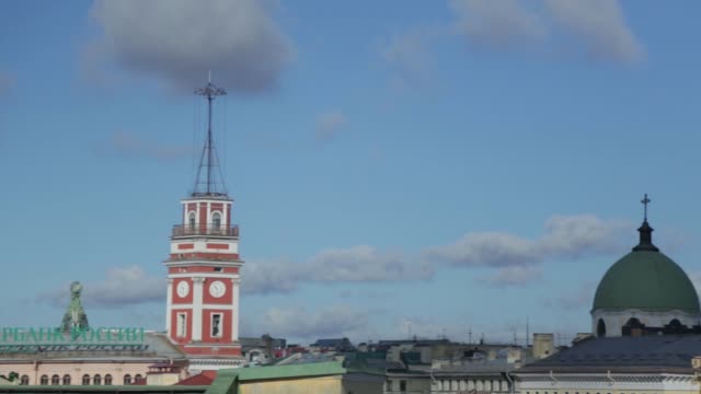 Vista-de-Rusia,-San-Petersburgo,-del-edificio-de-la-empresa-Zinger,-Nevski,-Catedral-de-San-Salvador-sobre-la-sangre