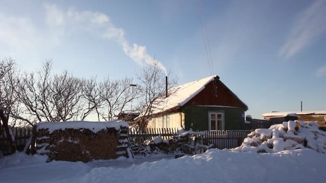 Hermosa-casa-en-el-pueblo-en-invierno
